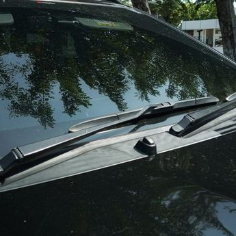 Bahaya, Tidak Boleh Nyalakan Wiper Saat Kaca Mobil Kondisi Kering  
