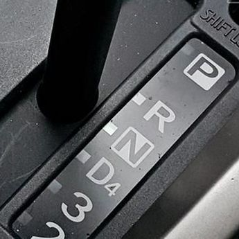 Kenali Penyebab Tuas Transmisi pada Mobil Matik Tersangkut?  