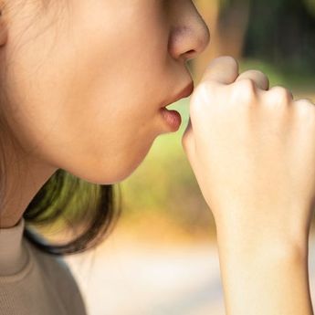 Saat Puasa Kamu Batuk? Ini 5 Cara Cepat Mengatasi Batuk Tanpa Obat!