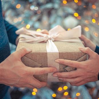 4 Zodiak yang Suka Beri Hadiah Mahal pada Pasangan, Love Language-nya Receiving Gifts!