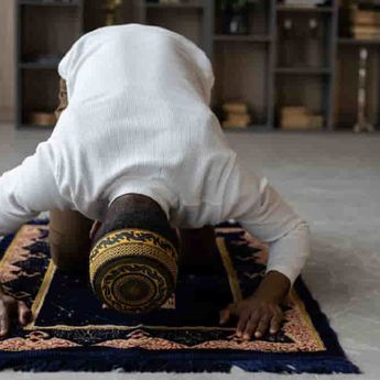 Makna Sholat Khusyu: Lengkap dengan Manfaat sesuai Al-Qur'an