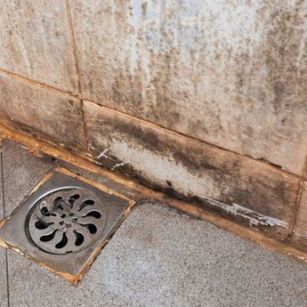 3 Cara Ini Bisa Menghilangkan Kerak di Kamar Mandi Sampai Bersih 