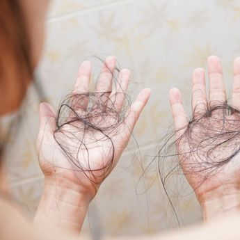 Pernah Mimpi Rambutmu Rontok ? Bisa Jadi Kamu Sedang Cemas