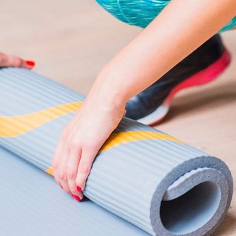 Sabun Cuci Piring Bisa Untuk Bersihkan Matras Yoga, Ini 5 Langkahnya!