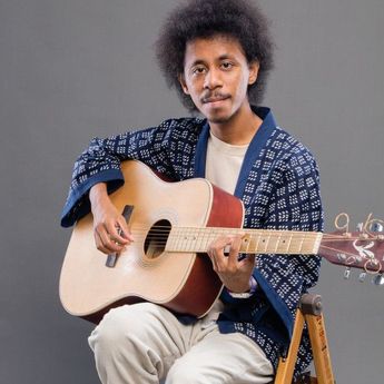 Raim Laode Pecahkan Rekor Paling Banyak Didengar Selama 24 Jam di Spotify Indonesia Lewat Lagu "Komang" 