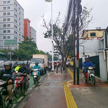 Jangan Sampai Keliru, Ini Etika Menggunakan Lampu Hazard Motor  