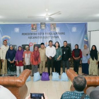 Walikota Pangkalpinang Bersama Pj Gubernur Babel Serahkan Secara Simbolis Santunan Kepada Anak Yatim Piatu