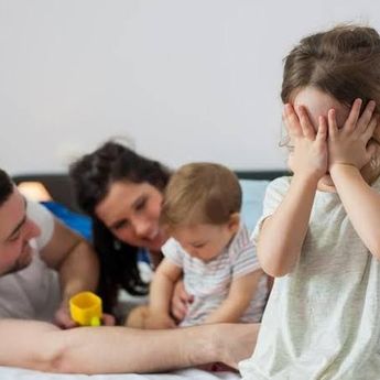 Buat Anak Tak Bahagia, Ini Cara Bijak Atasi Rasa Cemburu pada Anak