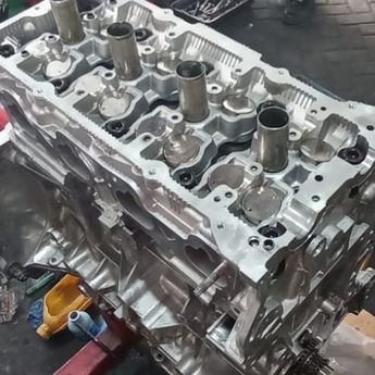 Gejala Kepala Silinder Mesin Mobil Sudah Melenting  