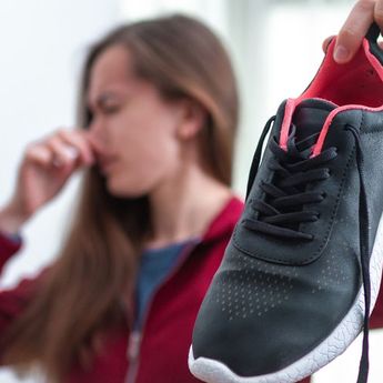 Bau Tak Sedap Pada Sepatu Bisa Dihilangkan dengan Cukup Satu Bahan