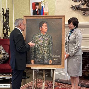 Dubes Heri Selenggarakan Seremoni Penyerahan Lukisan Karya Presiden SBY dan Dipo Alam kepada Istri Mendiang PM Shinzo Abe