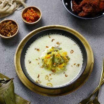 Sajikan Selagi Hangat, Berikut Ini  Cara Membuat Lontong Banjar
