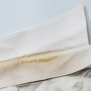 Hanya Pakai Ini, Efektif Menghilangkan Noda Daki di Kerah Baju