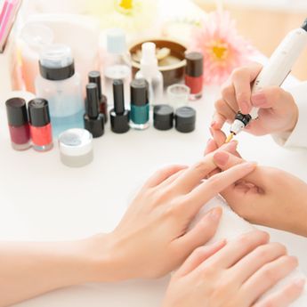 Mau Penghasilan Tambahan? Ini Tips Memulai Jasa Nail Art Rumahan