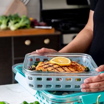 Tidak Sudah! Ini Cara Menghilangkan Bau yang Membekas di Kotak Makan