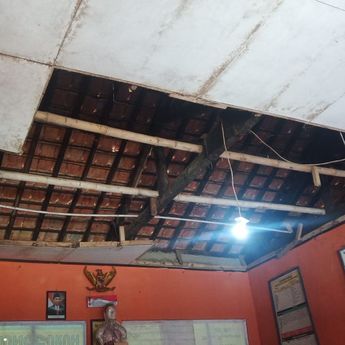 PSI melalui Yayasan Aksi Indonesia Perbaiki Ruang Guru SDN 6 Gunung Guruh Sukabumi