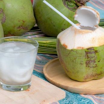 Berdasarkan Penelitian, Air Kelapa Bisa Mencegah Tanda-Tanda Penuaan!