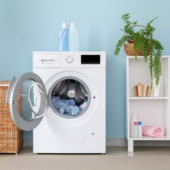 Nggak Susah! Ini Cara Atasi Mesin Cuci Bergetar Sampai Pindah Tempat