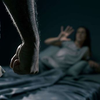 Apa Alasan Perempuan Bertahan di Hubungan Penuh Kekerasan?    