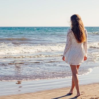 Ini Tips Merawat Rambut setelah Berenang di Laut, Supaya Tak Kering!
