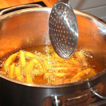 Berikut Ini 5 Tips Goreng Makanan Agar Minyak Tidak Meletup 