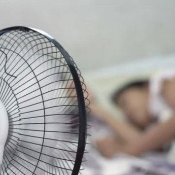 Cuma Pakai Kantong Plastik, Bisa Menghilangkan Debu Kipas Angin!