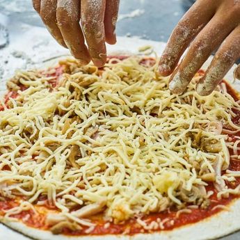 Tanpa Cetakan, Berikut Ini 8 Cara Bentuk Makan PIzza Agar Bulat