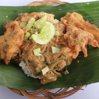 Menu Akhir Bulan, Berikut Ini  Resep Pecel Sayur Dan Bakwan 