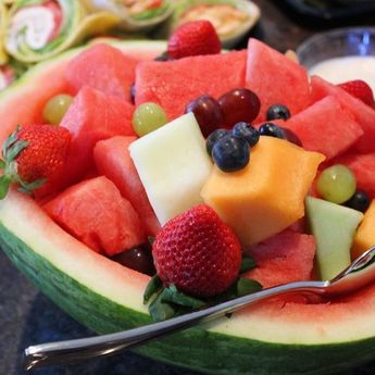 Berikut Ini  Cara Membuat Mangkuk Sop Buah dari Semangka          