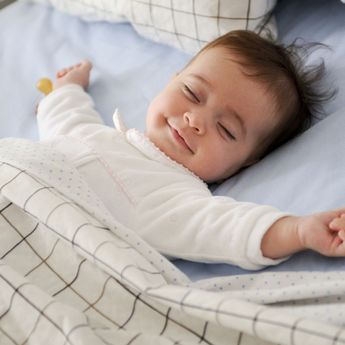 Orang Tua Harus Tahu Mengapa Bayi Tersenyum saat Tidur         