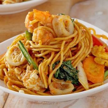 Bumbui Mi Sebelum Tumis, Berikut Cara Membuat Mi Goreng Seafood
