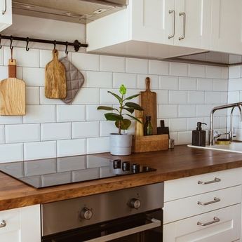 Berkilau! Ini Tips Menghilangkan Noda Kuning di Keramik Dinding Dapur