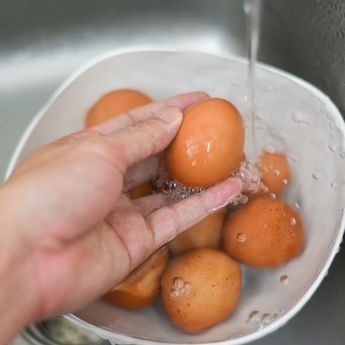 Jangan Dicuci, Berikut Ini 2 Cara Masak Pakai Telur yang Benar