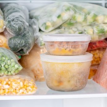 Hemat Air, Berikut 3 Cara Cairkan Makanan Beku Tanpa Merendamnya