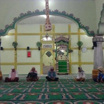 Doa Masuk dan Keluar Masjid, Ini Amalan Sekaligus Adab Saat di Dalam Masjid   