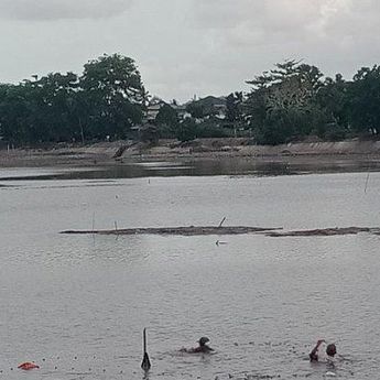 Pencari Ikan Mengobrak Abrik Lokasi Munculnya Buaya di Kolong Retensi Kacang Pedang   
