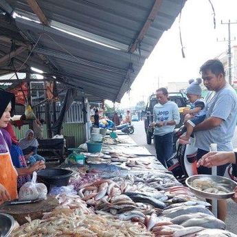  Harga Ikan Laut Turun di Pasar Pangkalpinang, Stok Mulai Banyak!