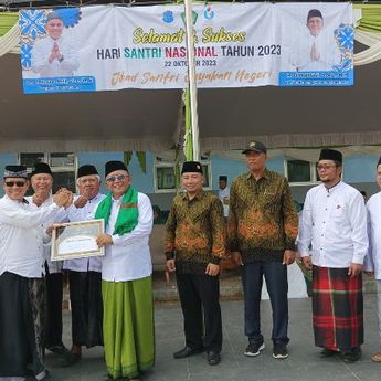 Momen Peringatan Hari Santri Nasional, Walikota Pangkalpinang Dapat Penghargaan Dari Kemenag Pangkalpinang