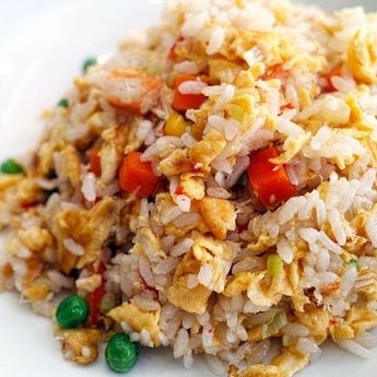 Pakai Bumbu Kunyit, Berikut Cara Membuat Nasi Goreng Teri Medan