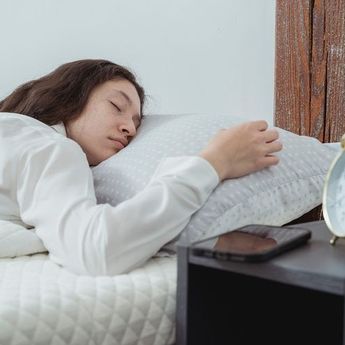Sudah Tahu? Ternyata, Tidur Tengkurap Bikin Penuaan Dini di Wajah