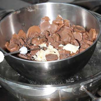 Mengenal Double Boiler, Teknik Melelehkan Cokelat dengan 2 Panci 
