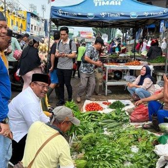 Pj Gubernur Safrizal Sidak Pasar Pagi Kota Pangkalpinang untuk Pantau Harga Bahan Pokok