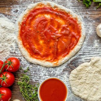 Lebarkan Adonan Pakai Rolling Pin, Berikut Resep Piza Tipis Rumahan