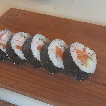 Tips dari Koki, Berikut Ini Cara Gulung Sushi Maki untuk Pemula