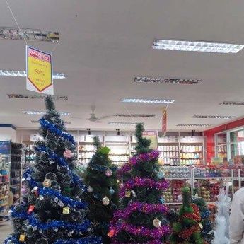 Pernak-Pernik Natal Mulai Ramaikan Toko di Pangkalpinang, Jelang Natal dan tahun Baru
