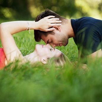 4 Zodiak Pria Paling Romantis, Beruntung Banget Untuk Jadi Pasangannya  
