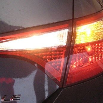 Jangan Mendadak, Ini Jarak Aman Untuk Menyalakan Lampu Sein  