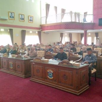 Wakil Ketua DPRD Bangun Jaya Pimpin Paripurna Pandangan Umum Fraksi Terhadap Tiga Raperda Kota Pangkalpinang