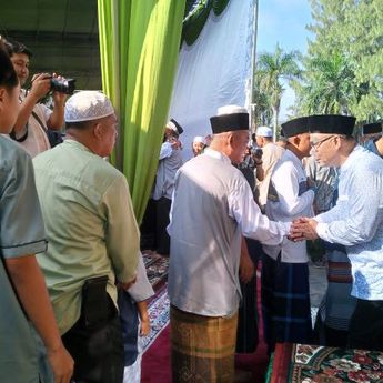 Sekda Mie Go Shalat Idul Fitri Bersama Masyarakat