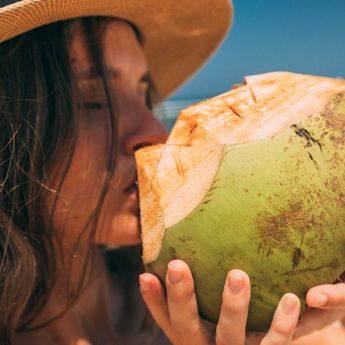 Air Kelapa Muda Vs Air Kelapa Tua Sehat Mana? Ini Untuk Beda dan Manfaatnya  